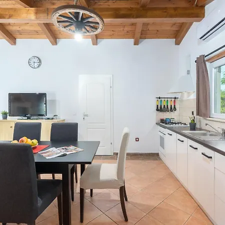 House Matea Semesterbostad