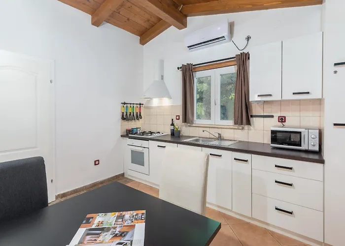 Semesterbostad House Matea